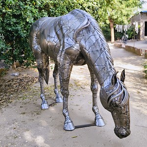 Escultura de caballo de metal (cruzando el prado) para jardín - Product Image 3