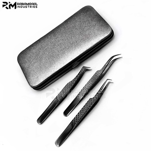 Pinzas Profesionales RMI Duraderas de Acero Inoxidable Color Negro Plasma para Extensión de Pestañas con Estuche Magnético de Fibra Puntiaguda - Product Image 1