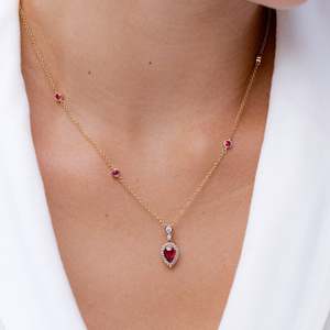 Pendentif en or massif 14 carats avec rubis rouge naturel certifié IGI, taille poire inversée, serti griffe, 0,85 carats au total, et diamants pavés accentués de 0,21 carat - Product Image 4