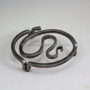 ขาตั้งสามขาโลหะแกะสลักสไตล์อุตสาหกรรมที่มีการออกแบบทางเรขาคณิตที่สมบูรณ์แบบสำหรับการตกแต่งภายในห้องครัวและห้องรับประทานอาหารร่วมสมัย - Product Image 1