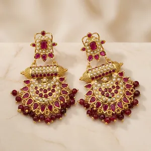 Boucles d'oreilles pendantes en laiton plaqué or et rhodium, design fleur de rubis et perle Jadau, bijoux tendance pour femme, à porter en occasion spéciale - Product Image 5