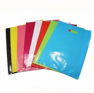 Sac en plastique réutilisable de haute qualité découpé à l'emporte-pièce Sac à provisions imprimé de logo personnalisé Sac à provisions de café cadeau avec poignée Fabricant - Product Image 2