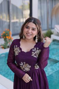 Robe de soirée pour femme en argent, avec broderie crépue de style designer |   Robe de soirée ethnique élégante à manches longues - Product Image 6