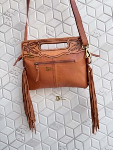 Bolso de Mano Bohemio con Flecos de Cuero Tallado a Mano, Bolso Elegante de Cuero Vacuno Color Marrón, Bolsos Multiusos para Mujer - Product Image 4