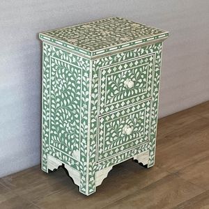 Elegante mesita de noche con incrustaciones de hueso, con arte decorativo y una práctica solución de almacenamiento para el dormitorio. - Product Image 6