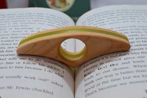 Support de lecture en bois et résine avec logo personnalisé, anneau de maintien de page, accessoire de lecture promotionnel, vente en gros - Product Image 5