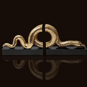 Figuras humanas escultóricas de oro en pose agachada, que añaden un toque moderno a cualquier estantería; lujo disponible a precios de mayorista. - Product Image 3