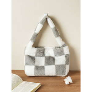 Borsa Tote in pelliccia a scacchiera da donna - Product Image 1