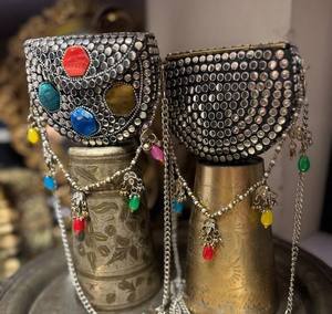 Bolso de Mano AL MALIK CRAFT, Metal Plateado Antiguo, con Piedras de Colores y Cadenas Decorativas, Hecho a Mano en Uttar Pradesh, para Regalos Étnicos - Product Image 1