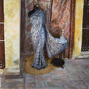 Saree en soie avec chemisier en dentelle Vêtements indiens et pakistanais - Product Image 4