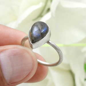 Bague Goutte d'Eau en Labradorite Bleue Naturelle de Haute Qualité, Fabriquée en Argent Massif 925, Sertie de Pierres Précieuses, Style Cocktail Bohème - Product Image 1