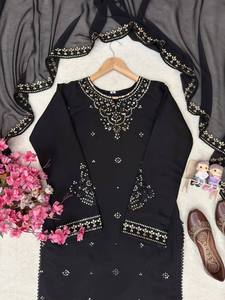 Ensemble de kurta en coton noir brodé pour femmes avec un motif floral, longueur au sol, tenue traditionnelle indienne pakistanaise pour les occasions spéciales - Product Image 5