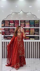 Conjunto Indio-Pakistaní con Bordado Floral Rojo, Kurta Larga, Palazzo y Dupatta para Bodas y Fiestas - Product Image 2