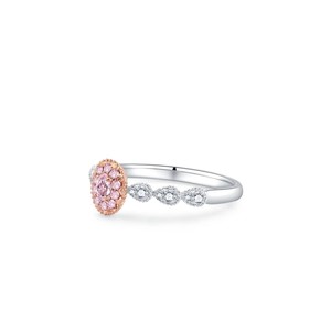 Magnifique bague halo avec diamant rose central, ornée de diamants roses et blancs cultivés en laboratoire et sertie en or rose bicolore. - Product Image 1