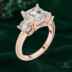 Bague minimaliste Trilogy Lab Grown Diamond, trois pierres, diamant central taille Asscher et diamants latéraux ronds, bijoux pour occasions spéciales - Product Image 5