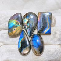 Pierres précieuses de labradorite bleue naturelle multi-éclats, certifiées par des experts de la joaillerie tierces, formes et tailles variées, effet de jeu de couleurs