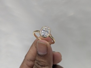 Bague solitaire de luxe vintage en or jaune 14 carats pour femme, diamant de laboratoire taille coussin 2 carats, sertie clos, cadeau de mariage et de fiançailles - Product Image 2