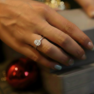 Anillo Ligero de Plata 925 con Diamante de Laboratorio de Corte Cojín de 2.00Ct, Diseño Contemporáneo Único, Venta al por Mayor, Suministro de Joyería Fina Sostenible - Product Image 1