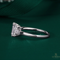 Anillo de Compromiso de Lujo con Diamante Cultivado en Laboratorio con Corte Esmeralda Certificado por IGI, con Piedras Laterales en Forma de Baguette Cónicas para Mujer