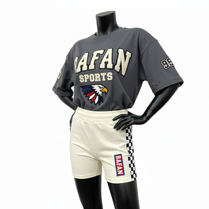 Conjunto de Camiseta y Pantalones Cortos de Algodón y Poliéster Gris para Mujer, con Cinta Lateral Bordada y Logotipo de Chenille, 100% Algodón - Product Image 4