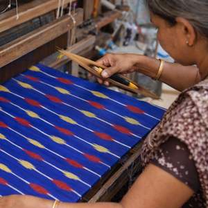 Tissu en coton Ikat tissé à la main Knnotted Earth |   Textile ethnique artisanal durable et lavable pour vêtements, ameublement et artisanat - Product Image 5