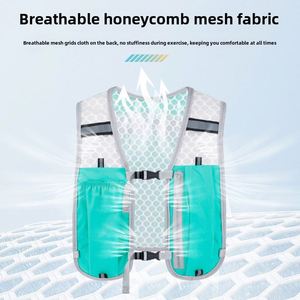 Gilet d'hydratation noir avec dos en maille et bretelles réglables pour la randonnée et les activités de plein air, construction en nylon durable - Product Image 6