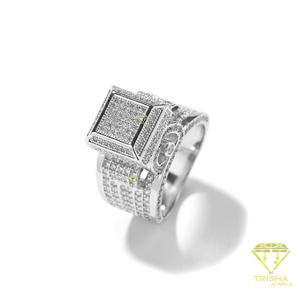 Elegante anillo cuadrado de plata de ley 925 con diamantes cultivados en laboratorio y cobertura de piedras brillantes para minoristas. - Product Image 1