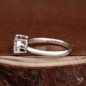 Bague de fiançailles solitaire classique en or 10K avec diamant de laboratoire taille princesse 1 carat certifié IGI et tige fendue - Product Image 2