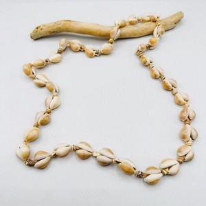 Collier en coquillages de cauris, fait main, coquillages naturels, inspiration nature, accessoire d'été - Product Image 3