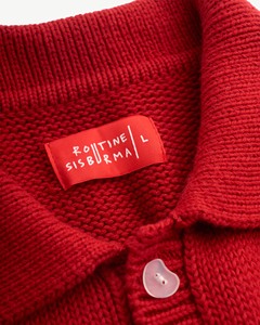 เสื้อคาร์ดิแกนผู้ชายสีแดงถักแขนยาวแบบครอป ปิดด้วยกระดุม พร้อมโลโก้ปักด้านหน้า คอวีโปโล รุ่น 10F26KNI051 - Product Image 4