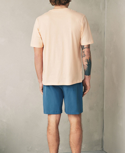 เสื้อยืดคอกลมสีพีชสไตล์ใหม่สำหรับผู้ชาย มีกระเป๋า ผ้าถักเนื้อคอตตอนสีพื้น ชุดลำลองใส่สบายสำหรับฤดูร้อน พร้อมกางเกงขาสั้นสีน้ำเงิน - Product Image 2
