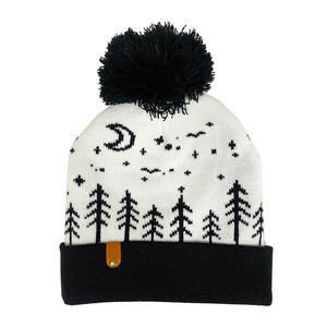 Bonnet d'hiver blanc avec pompon noir et revers plié - Product Image 1