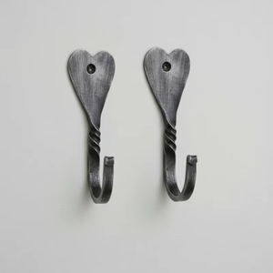 Porte-manteau mural rustique en fer forgé en forme de cœur, design à tige torsadée, finition gris antique et noir, 3 crochets, mobilier de maison - Product Image 2