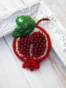 Broche Bordado a Mano de Primera Calidad con Cuentas, Patrones Decorativos Intrincados y Acabado Elegante - Product Image 1