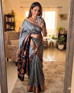 Conjunto de Saree de Seda Marrón con Borde Floral, Traje Tradicional Indio Pakistaní para Bodas y Fiestas - Product Image 5