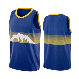 เสื้อกีฬาแขนกุดสีเขียวพิมพ์ลายเมืองภูเขาพร้อมขอบสีขาว - Product Image 3