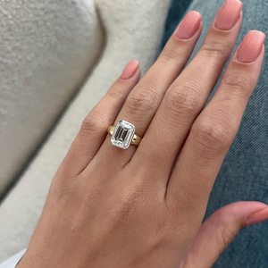Bague de fiançailles Art Déco unique avec diamant de laboratoire taille émeraude de 3 carats, pureté VVS2, sertie clos, deux tons blancs, certifiée IGI - Product Image 4