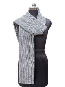 Bufanda Gris de Lujo para Mujer con Diseño Zigzag, Mezcla de Lana y Acrílico, 28x80 Pulgadas, Hecha a Mano, Cómoda, Chal de Fibra Premium para Invierno - Product Image 2