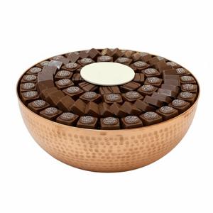 Bandeja redonda de metal con acabado en cobre de diseño antiguo para servir chocolate, tazón para chocolate para el hogar, hotel, restaurante y ocasiones especiales. - Product Image 4