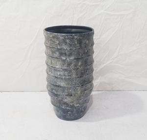 Maceta metálica alta cilíndrica con diseño moderno acanalado y acabado brillante, para plantas decorativas de interior y exterior. - Product Image 3