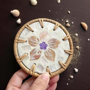 Posavasos Redondos de Ratán de 10 cm con Incrustaciones de Conchas Marinas, Diseño Colorido y Bohemio, Decoración de Mesa, Posavasos para Bebidas - Product Image 1