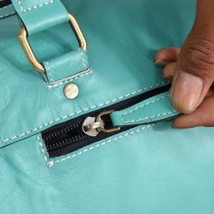 Bolsa de Viaje de Cuero de Lujo con Panel de Piel de Vaca, Diseño a Cuadros, Cierre de Cremallera, Color Verde Azulado, Estilo Casual - Product Image 4
