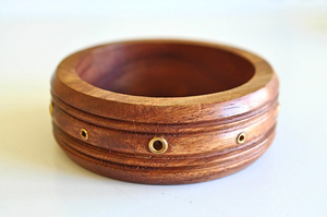 Brazalete de madera ancho y grueso. Brazalete de madera con crestas torneadas y detalles en latón, de la marca Natural Crafts - Product Image 3