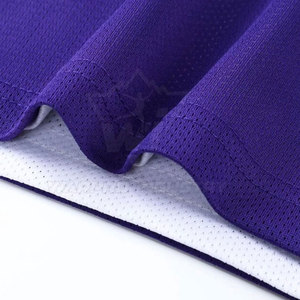 Nouvel ensemble d'uniformes de basketball personnalisés avec logo imprimé, comprenant un maillot et un short, adapté aux jeunes, aux adultes et aux commandes d'équipes - Product Image 3