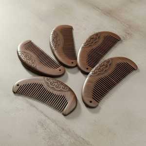 Peigne à cheveux en bois sculpté à la main personnalisé avec logo gravé, outil de toilettage de barbe à dents larges, vente en gros, fabricant - Product Image 6