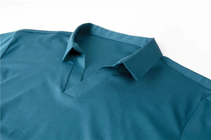 เสื้อกอล์ฟผู้ชาย OEM สีพื้นเรียบ ปักโลโก้ได้ตามสั่ง แขนสั้น ระบายอากาศดี คอวี ผ้าเจอร์ซีย์คุณภาพสูง น้ำหนัก 180 กรัม - Product Image 4