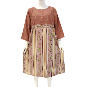 Robe décontractée pour femmes, manches 3/4, longueur genou, confortable à porter au quotidien par Chrysanta - Product Image 4