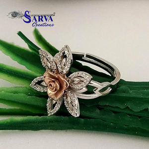 แหวนมอสซาไนต์ลายดอกไม้หรูหราสำหรับผู้หญิง เงินแท้ 925 ชุบทองคำสีกุหลาบ ดีไซน์ดอกไม้ แหวนดีไซน์โดดเด่น - Product Image 4