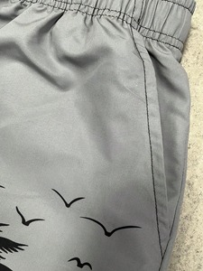 Short de plage bicolore pour hommes avec imprimé palmiers, séchage rapide, cordon de serrage à la taille, poches, gris et noir - Product Image 4