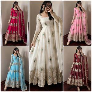Traje Anarkali de seda estilo pakistaní tradicional con vestido largo bordado para mujer disponible en muchos colores. - Product Image 4